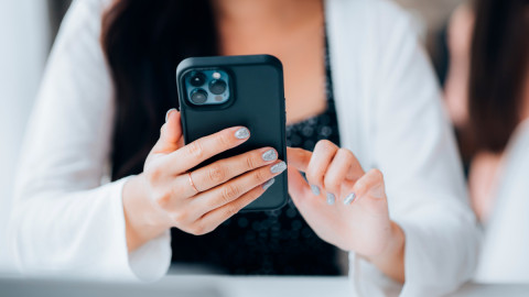 Девушка с телефоном в руках