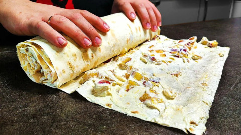 Заворачивание лаваша с начинкой