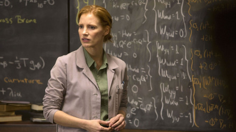 Женщина возле доски с формулами