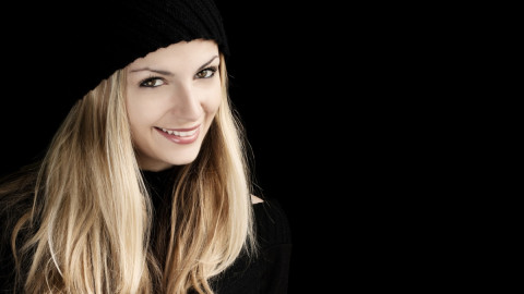 Девушка в чёрной шапке