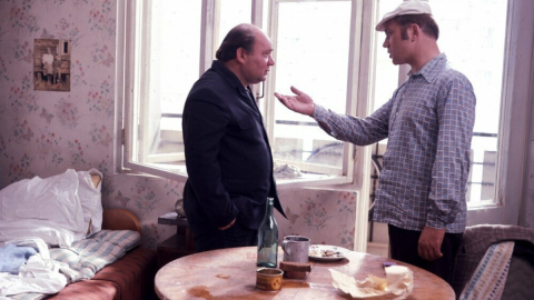 Два мужчины в комнате