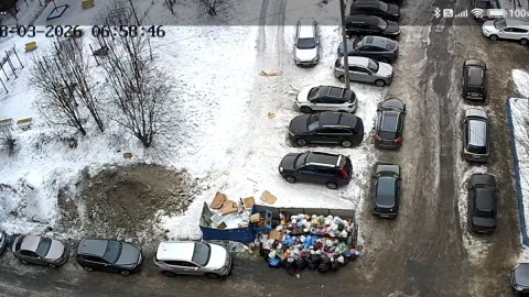 Переполненный мусором контейнер