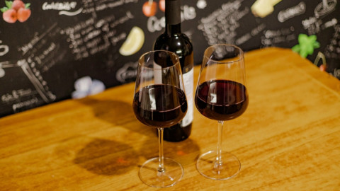 Бутылка и бокалы с вином