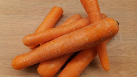 морковь лежит на столе