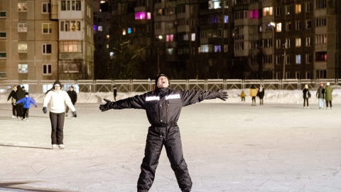 мальчик улыбается на катке