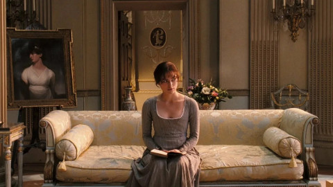 Женщина на диване