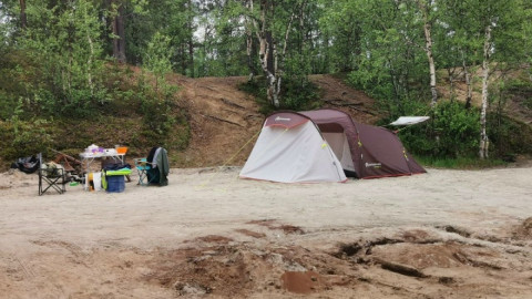 Палатка на берегу