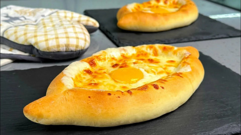 Хачапури по-аджарски на доске