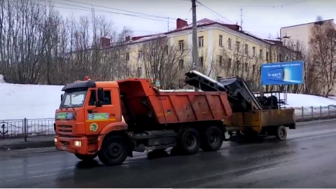 Песок сгружают в кузов грузовика