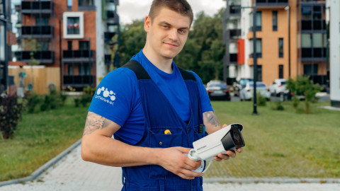 Сотрудник Ситилинка с камерой