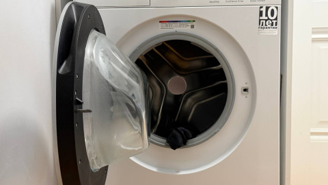 Открытая дверца стиральной машины