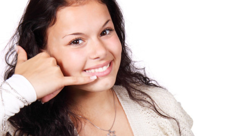 Девушка делает жест пальцами