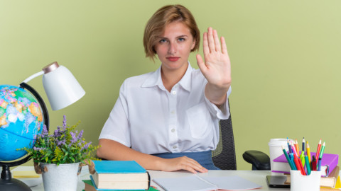 Девушка за столом