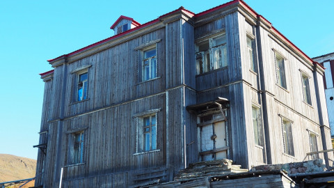 Двухэтажный серый деревянный дом