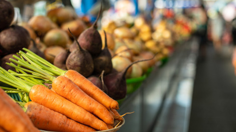 морковь и овощи на прилавке