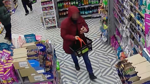 Мужчина в красной куртке в магазине