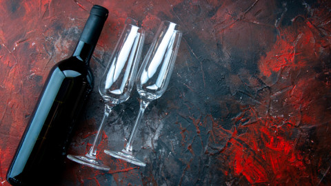 бутылка и два пустых бокала