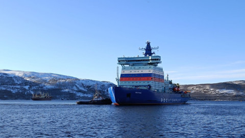 Ледокол "Якутия" на плаву