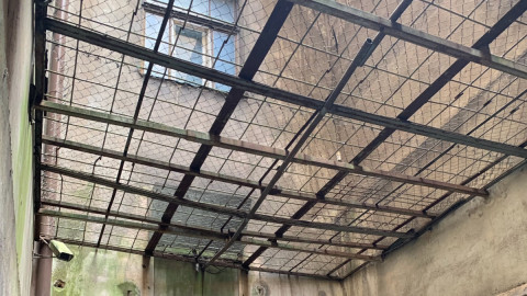 небо через решетку в тюрьме