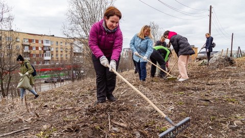девушки с граблями на субботике