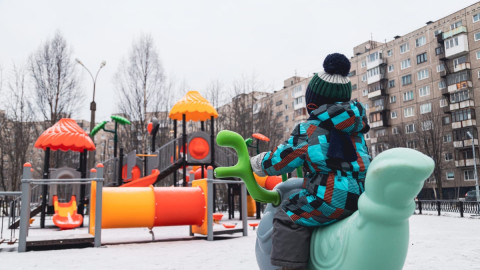 Ребенок играет на детской площадке