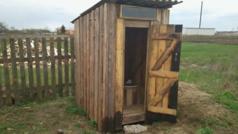 Уличный туалет на даче
