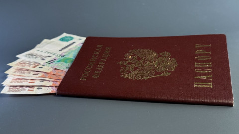 паспорт с деньгами внутри