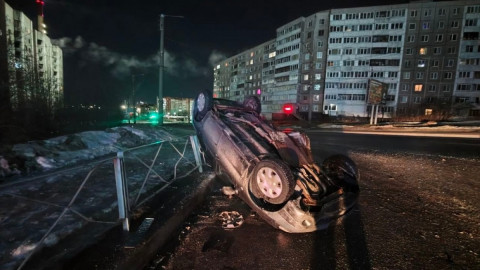 машина на крыше после аварии