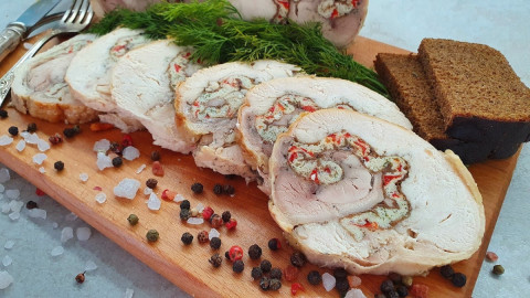 Руляда из курицы на доске