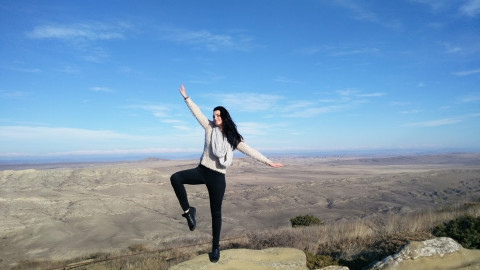 Девушка позирует на возвышенности