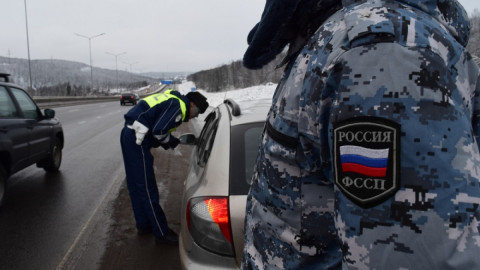 судебный пристав на дороге