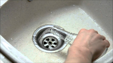 Льют жидкость в раковину