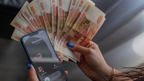 девушке звонит мошенник на сотовый