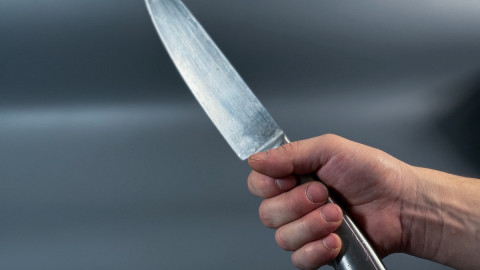 мужчина с ножом в руке