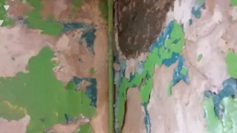 обшарпанные стены в подъезде