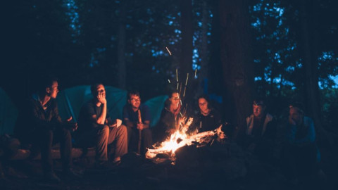 туристы у костра на природе