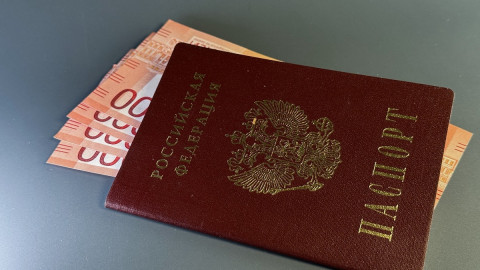 деньги внутри паспорта