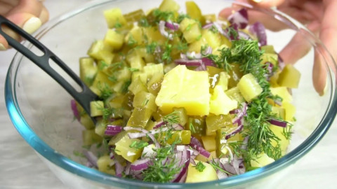 Салат с картошкой, зеленью и огурцами