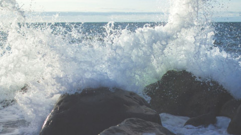 море плещется о камни в мурманске