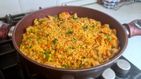 Булгур с овощами на сковороде