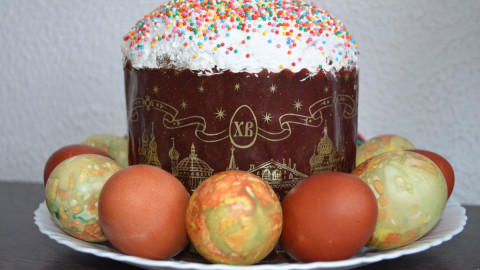 Кулич с яйцами