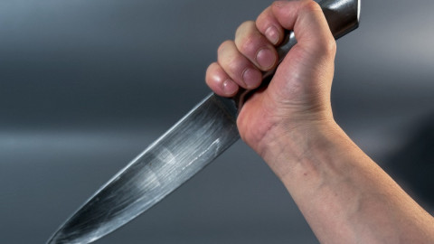 мужчина с ножом в руке