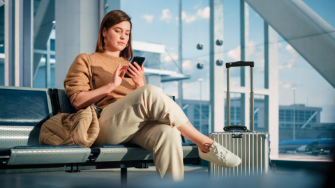 Девушка с телефоном в руках