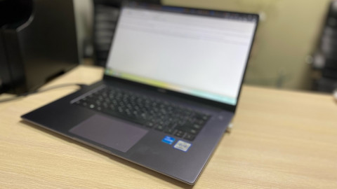 ноутбук стоит на столе