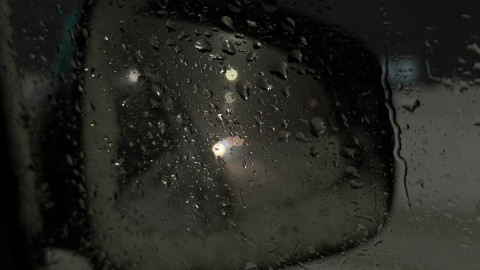 капли дождя на боков зеркале автомобиля