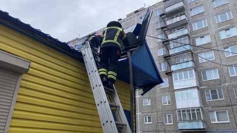 пожарные борются с огнем