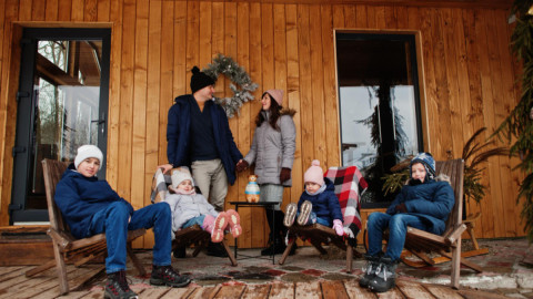 Семья отдыхает на уличной веранде.