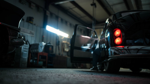 Автомобиль в гараже