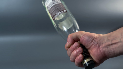 бутылка в руке