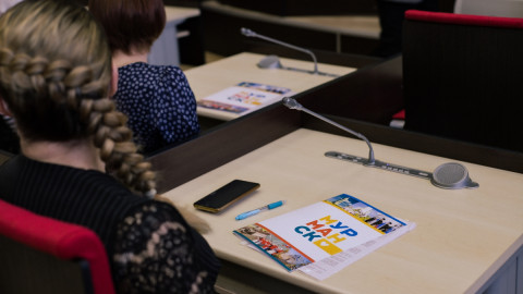 Жилищный сертификат на столе